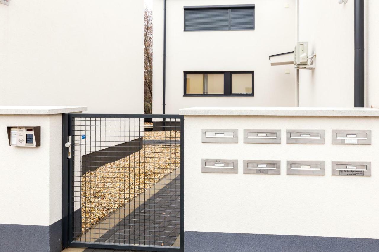 Defne Apartman Debrecen Buitenkant foto