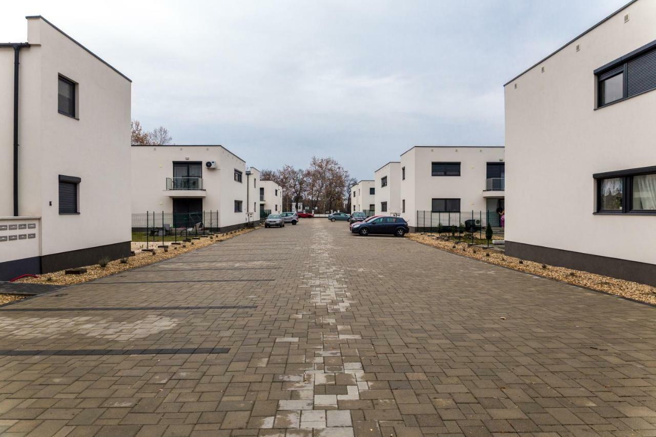 Defne Apartman Debrecen Buitenkant foto
