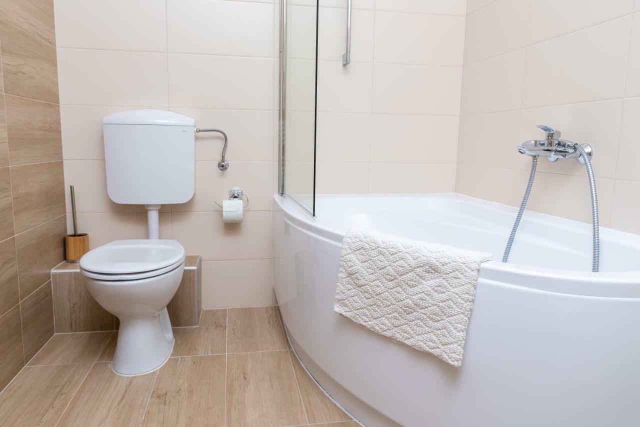 Defne Apartman Debrecen Buitenkant foto