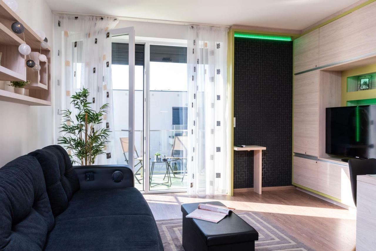 Defne Apartman Debrecen Buitenkant foto