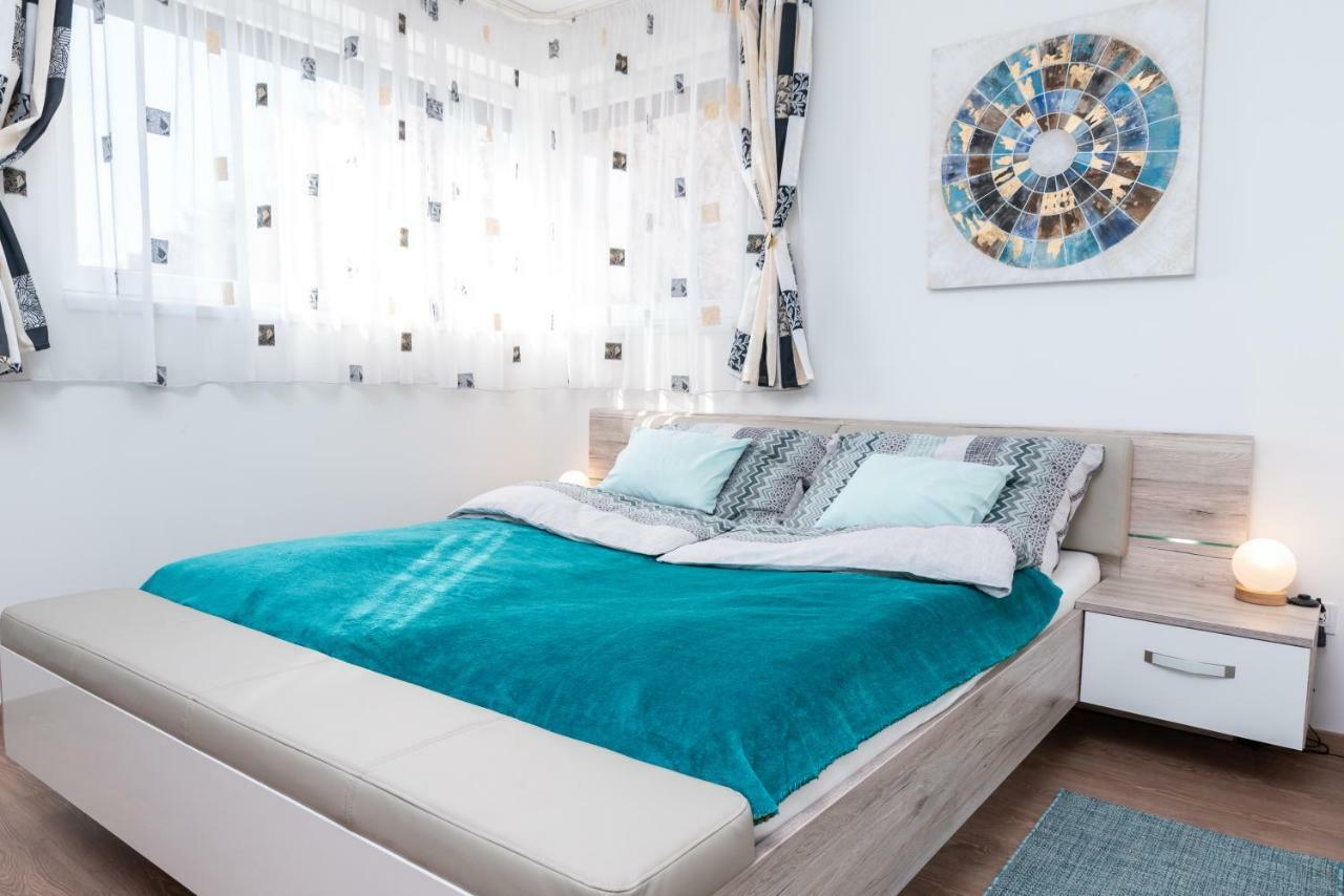 Defne Apartman Debrecen Buitenkant foto