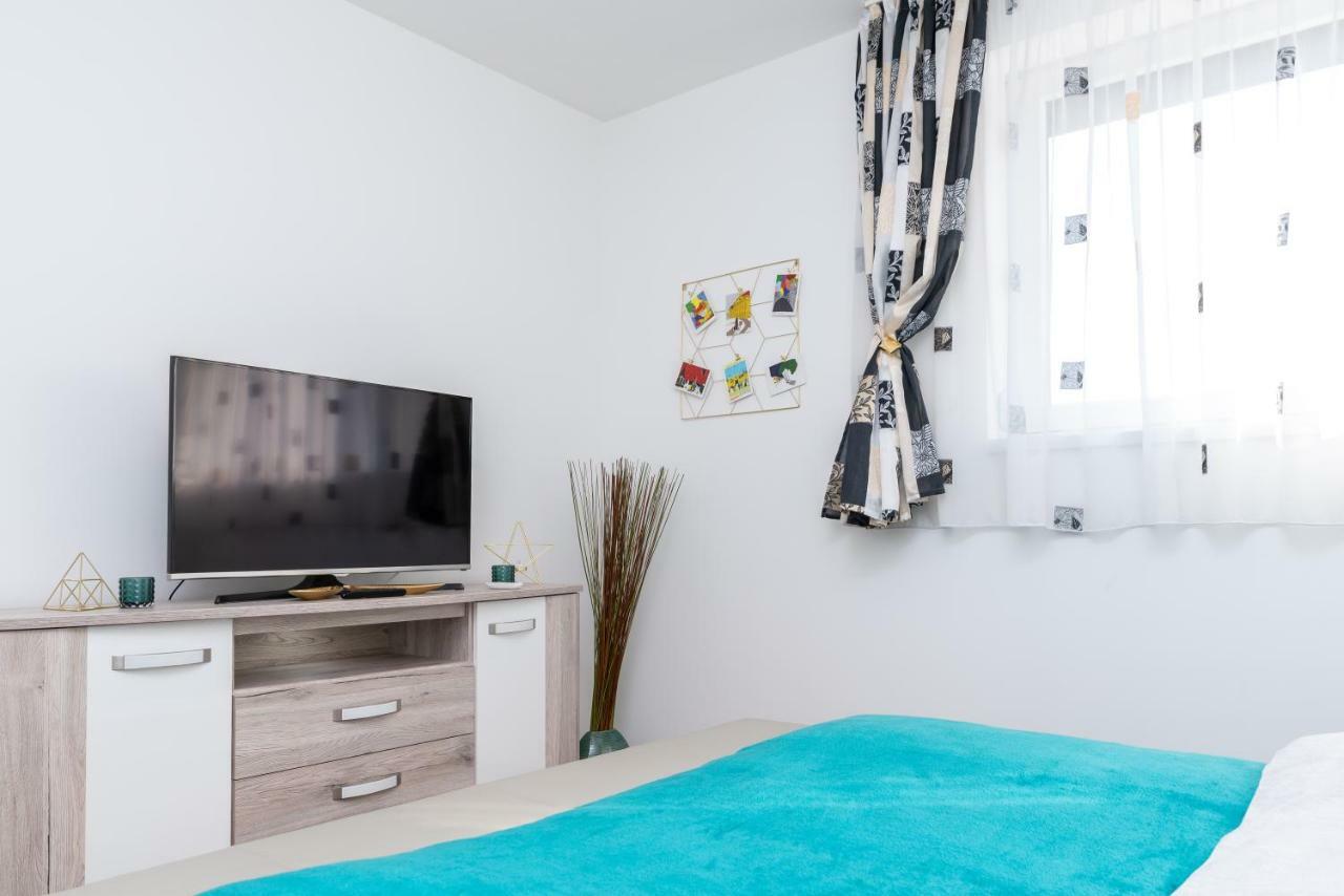 Defne Apartman Debrecen Buitenkant foto