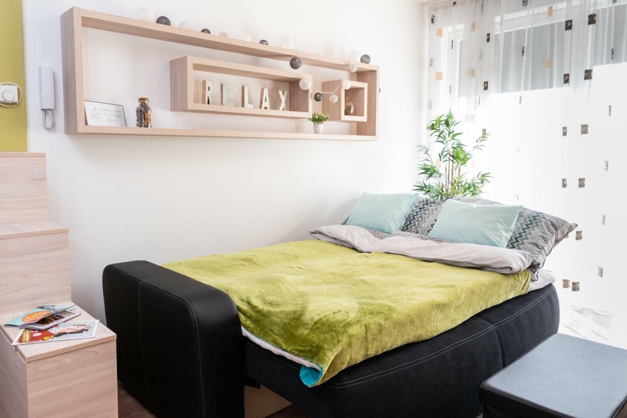 Defne Apartman Debrecen Buitenkant foto