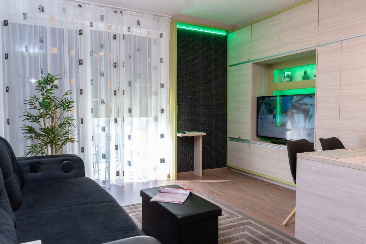 Defne Apartman Debrecen Buitenkant foto